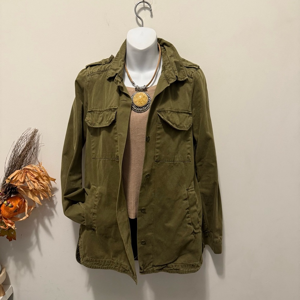 Green military jacket with button-up front and pockets, relaxed fit🍁